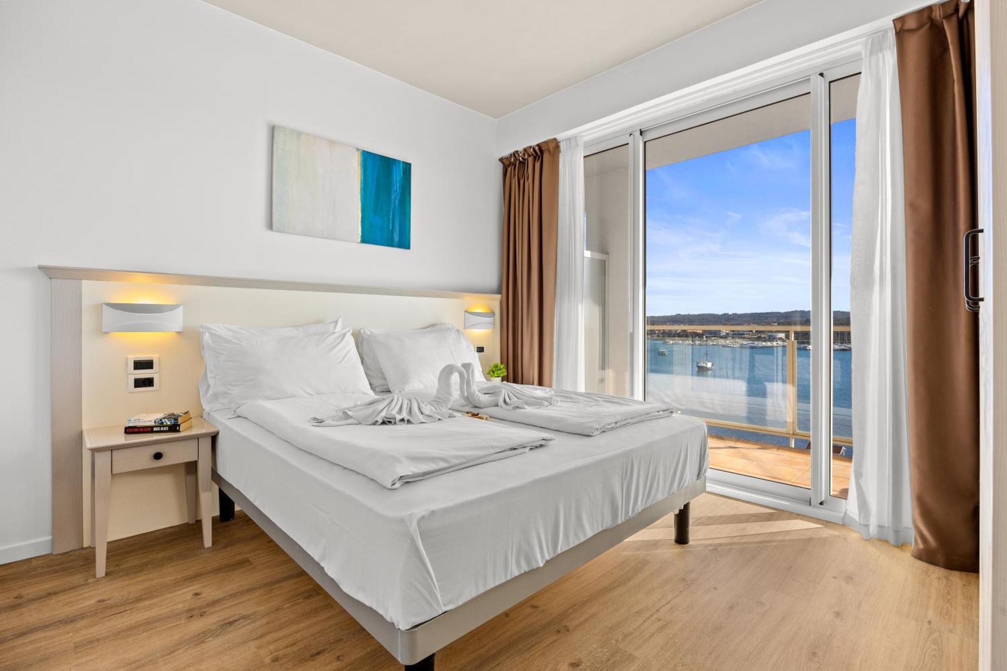 Superior Two-Bedroom Apartment with Balcony and Sea View (6 people),1756515556:JPEG